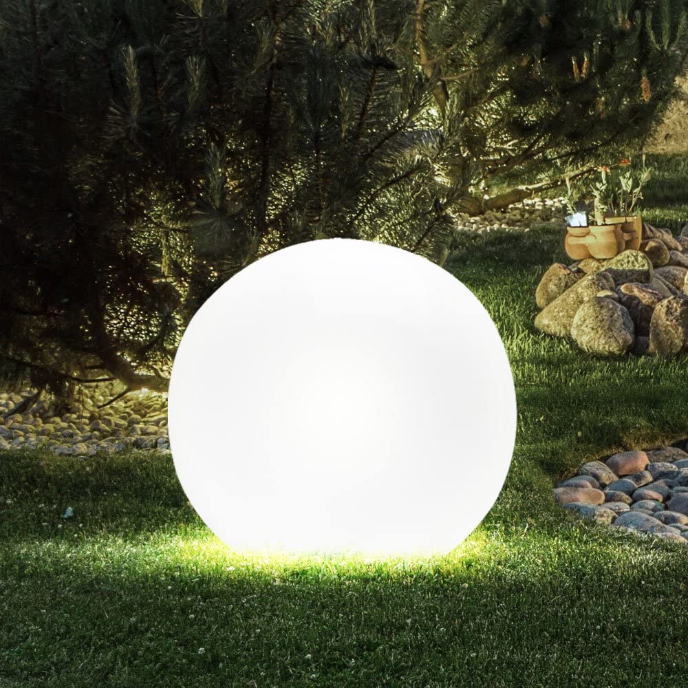 Klotformad trädgårdslampa.