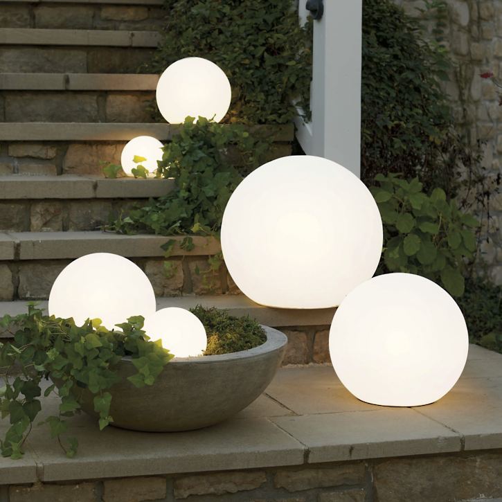 Klotformad trädgårdslampa.
