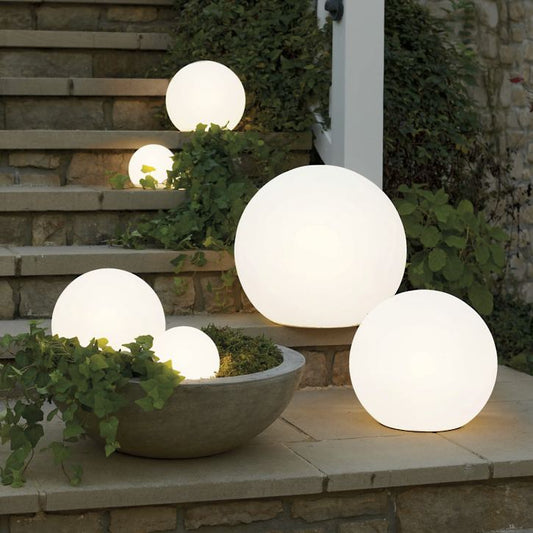 Klotformad trädgårdslampa.