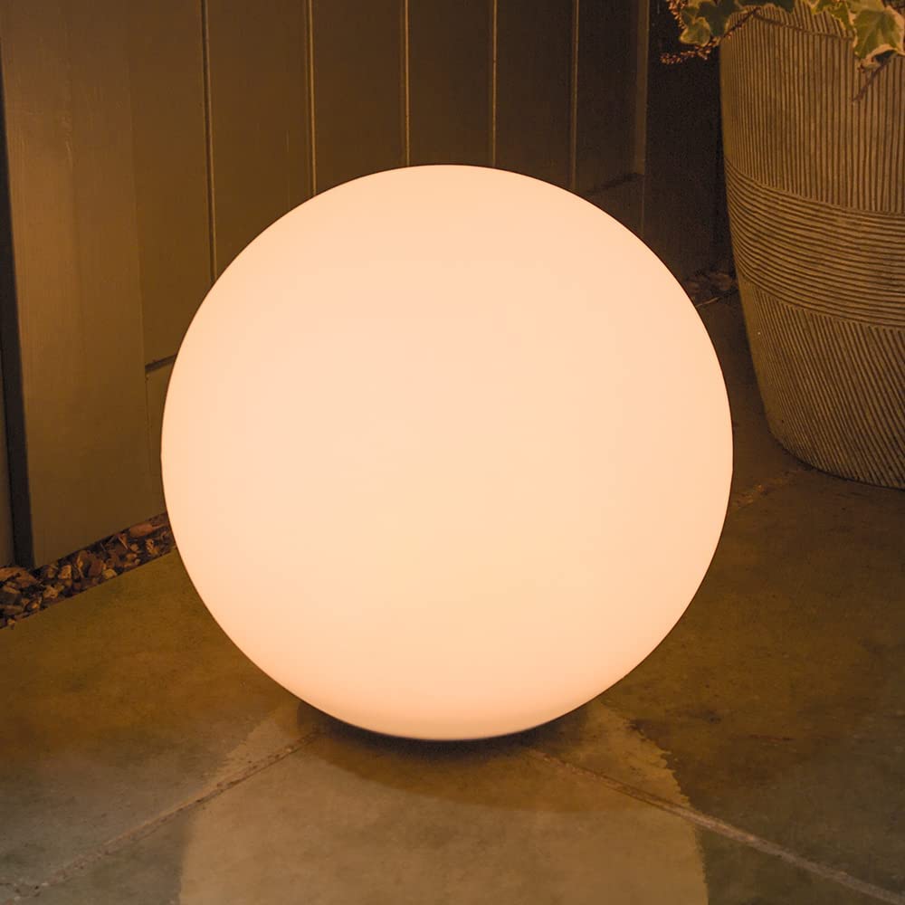 Klotformad trädgårdslampa.