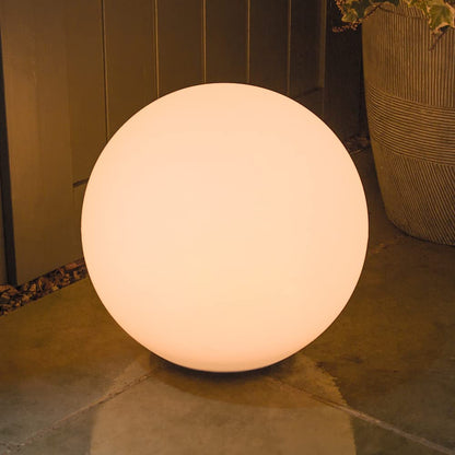 Klotformad trädgårdslampa.