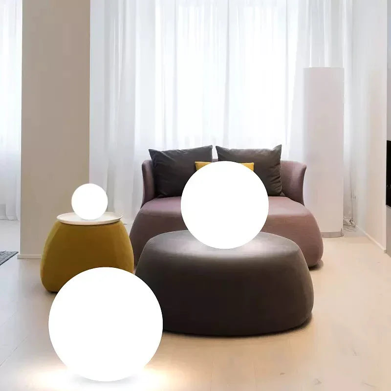 Klotformad trädgårdslampa.
