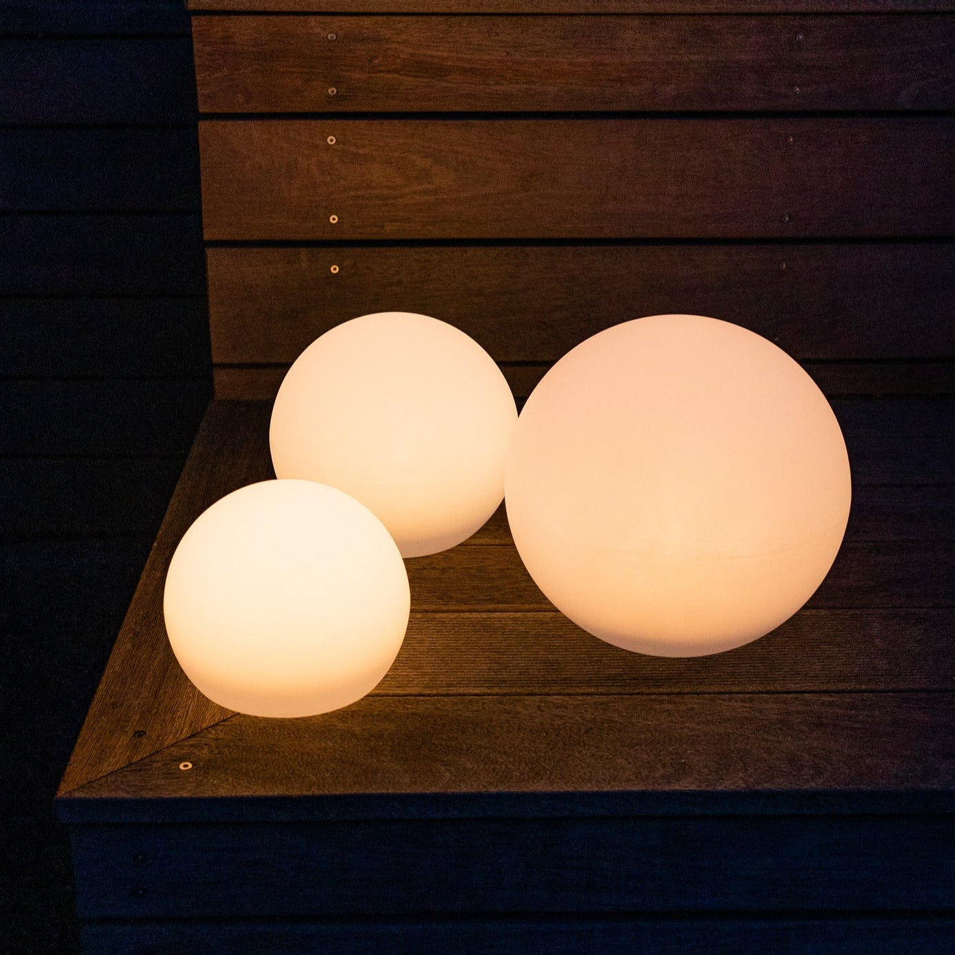 Klotformad trädgårdslampa.