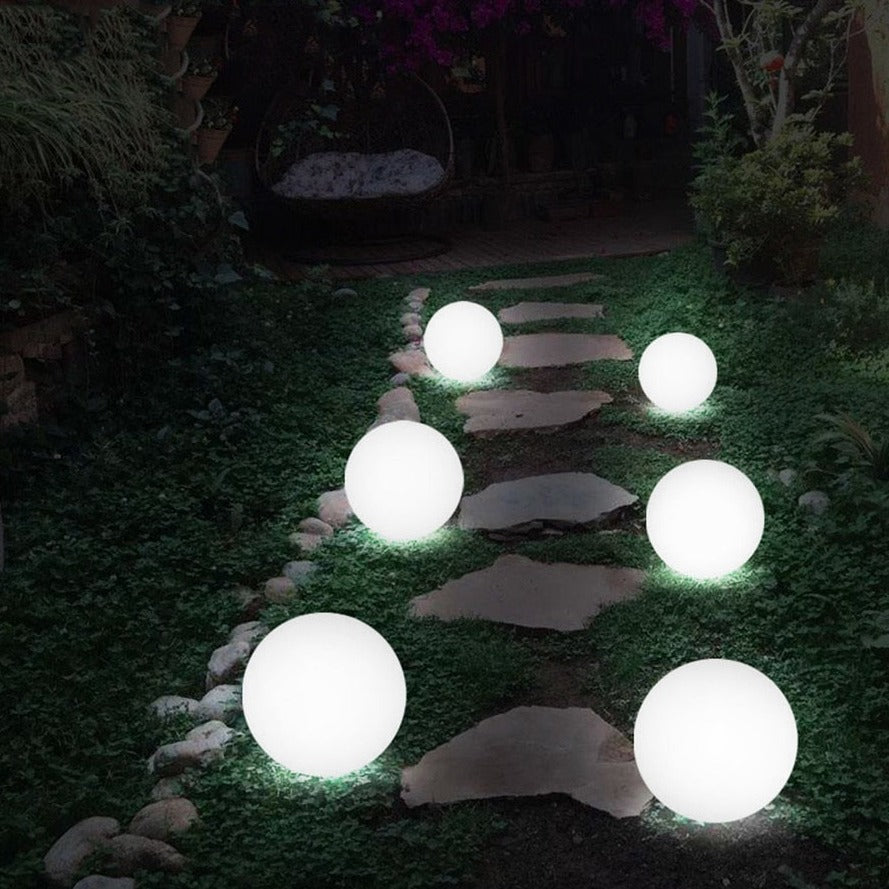 Klotformad trädgårdslampa.