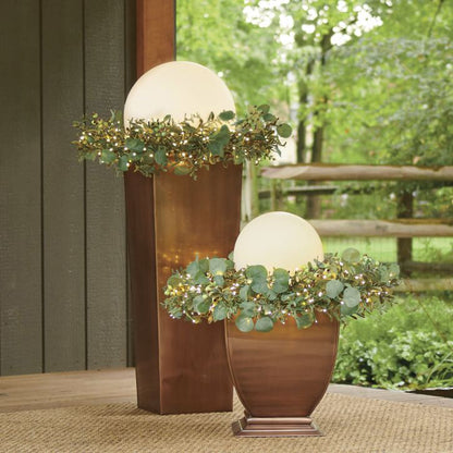Klotformad trädgårdslampa.