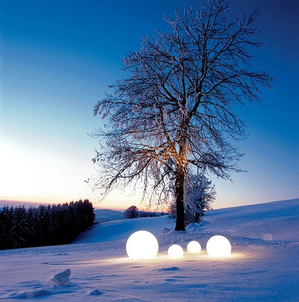 Klotformad trädgårdslampa.