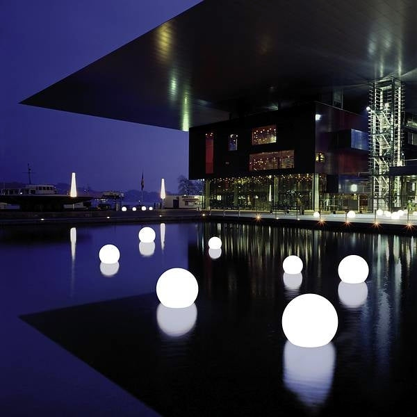 Klotformad trädgårdslampa.