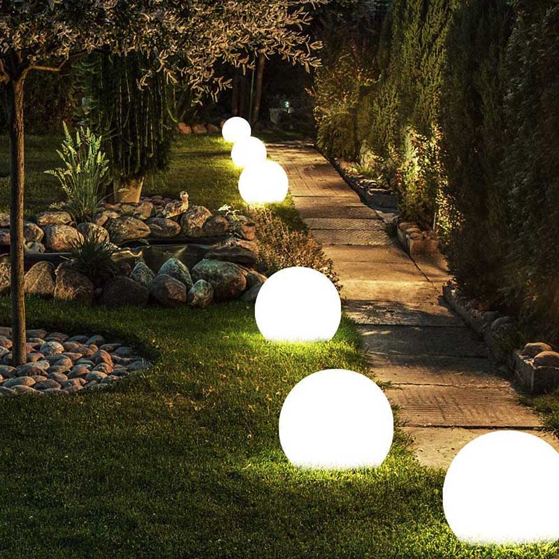 Klotformad trädgårdslampa.